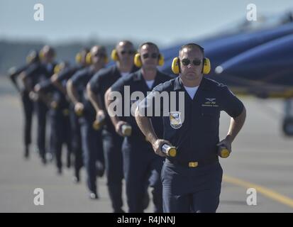 Il Jacksonville, Florida (ott. 28, 2018) i manutentori assegnati per gli Stati Uniti Navy dimostrazione di volo squadrone, Blue Angels, partono la linea di volo durante una dimostrazione presso il NAS JAX Air Show a Naval Air Station Jacksonville. Il Blue Angels sono programmati per eseguire più di 60 dimostrazioni di più di 30 sedi negli Stati Uniti e in Canada nel 2018. Foto Stock