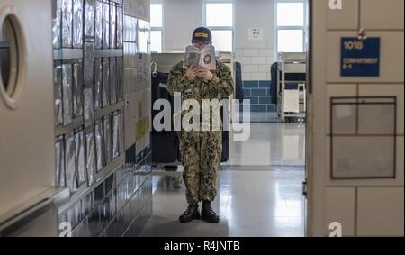 Grandi laghi, Ill. (ott. 29, 2018) a reclutare i suoi studi di assumere la guida di formazione permanente, mentre la sicurezza guarda all'entrata al suo scomparto nell'USS Kearsarge reclutare caserma ad assumere il comando di formazione. Più di 30.000 reclute graduate annualmente dalla marina è solo di boot camp. Foto Stock