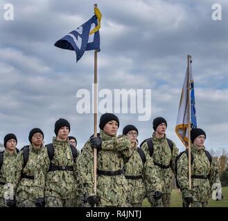 Grandi laghi, Ill. (ott. 29, 2018) reclute marzo nella formazione ad assumere il comando di formazione. Più di 30.000 reclute graduate annualmente dalla marina è solo di boot camp. Foto Stock