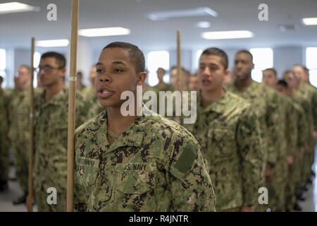 Grandi laghi, Ill. (ott. 29, 2018) una divisione di reclutare canta "Ancore Aweigh" mentre si pratica trapano militare all'interno delle loro scomparto nell'USS Kearsarge reclutare caserma ad assumere il comando di formazione. Più di 30.000 reclute graduate annualmente dalla marina è solo di boot camp. Foto Stock