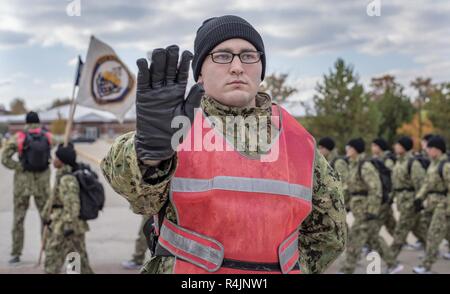 Grandi laghi, Ill. (ott. 29, 2018) una assunzione di posti di guardia su strada per fermare il traffico dei veicoli per la sua divisione come essi marzo nella formazione ad assumere il comando di formazione. Più di 30.000 reclute graduate annualmente dalla marina è solo di boot camp. Foto Stock