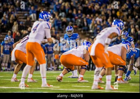 Stati Uniti Air Force Academy -- Kyle Floyd guarda giù Boise State quarterback Brett Rypien durante il Ott 27, 2018 gioco a Falcon Stadium. I falchi perso a Boise State 38-48. Foto Stock