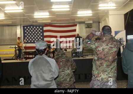 CAMP BONDSTEEL, Kosovo -- soldati e civili, Kosovar-Albanians, Kosovar-Serbians, gli insegnanti, gli studenti e i responsabili di simili in tutto il Kosovo sono venuto insieme ott. 27 a Camp Bondsteel della fase principale di partecipare al concerto di KFOR in Kosovo. Il Mag. Gen. Salvatore Cuoci, ventiduesimo comandante della forza per il Kosovo (KFOR), con le Forze Armate italiane prende un video di una performance dalla band di attrito, di Pristina, in Kosovo. L'intrattenimento musicale stato fornito per stabilire e rafforzare la fiducia, la comprensione e la cooperazione tra i kosovari di etnia albanese e serbo di discesa e KFOR multinazionali del Battle Group Foto Stock