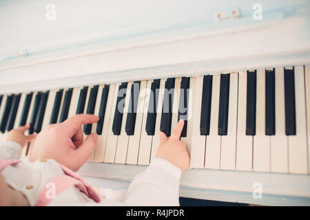 Padre di insegnamento lezione di pianoforte per il bambino. Foto Stock