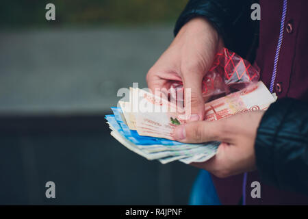Le mani della persona che propone il denaro per voi - closeup shot. Foto Stock