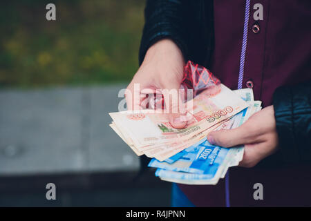 Le mani della persona che propone il denaro per voi - closeup shot. Foto Stock