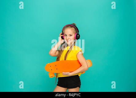 Graziosa fanciulla skater holding skateboard Foto Stock