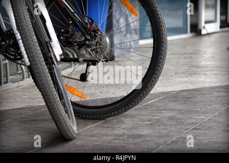 Dettaglio di due moderni delle ruote di bicicletta Foto Stock