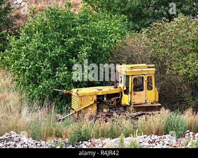 Un vecchio devastato bulldozer senza una lama che giace nelle boccole a Beroun, Repubblica ceca, 14 agosto 2018. (CTK foto / Krompolc Romano) Foto Stock