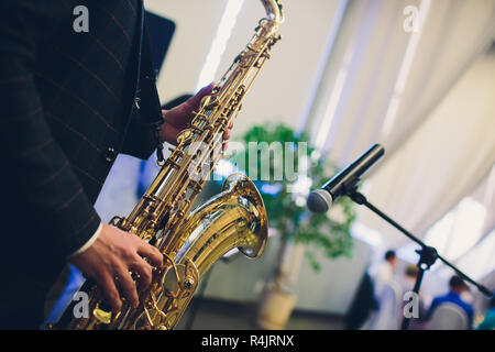 Strumenti musicali, sassofonista mani sassofonista suonare musica jazz. Sax Alto strumento musicale closeup. Foto Stock