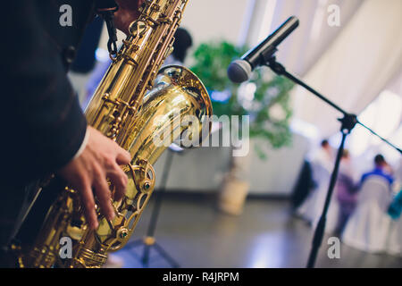 Strumenti musicali, sassofonista mani sassofonista suonare musica jazz. Sax Alto strumento musicale closeup. Foto Stock