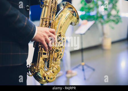 Strumenti musicali, sassofonista mani sassofonista suonare musica jazz. Sax Alto strumento musicale closeup. Foto Stock