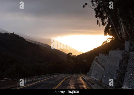 Sunrise all'ingresso superiore di Thredbo Australia Foto Stock