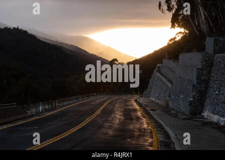 Sunrise all'ingresso superiore di Thredbo Australia Foto Stock