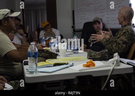 Col. Robert "Bams" Brodie, Comandante del trentunesimo Marine Expeditionary Unit, parla con i rappresentanti locali eletti di Tinian, Repubblica della Mariana Islands settentrionale, dopo arrivando a sostenere gli sforzi di rilievo qui in scia di Super Typhoon Yutu, Ottobre 29, 2018. Marines con il trentunesimo MEU e combattere il battaglione della logistica 31 è arrivato su Tinian in scia di Super Typhoon Yutu come parte dell'U.S. Supporto per la difesa delle Autorità civili qui. I marines sono arrivati a richiesta di CNMI funzionari e degli Stati Uniti Federal Emergency Management Agency per assistere gli sforzi di rilievo nella scia di Yutu, il più grande Foto Stock