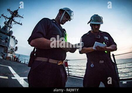 Golfo Arabico (ott. 31, 2018) Capo di Boatswain Mate Giuseppe Costa, a sinistra e di Boatswain mate 1. Classe Alan Wrobel coordinare un orologio bill sul castello di prua delle visite-missile destroyer USS Jason Dunham (DDG 109). Jason Dunham è distribuito negli Stati Uniti Quinta Flotta area di operazioni a sostegno di operazioni navali per garantire stabilità marittimo e la sicurezza nella regione centrale di collegamento del Mediterraneo e del Pacifico attraverso l'Oceano Indiano occidentale e tre strategici punti di strozzatura. Foto Stock