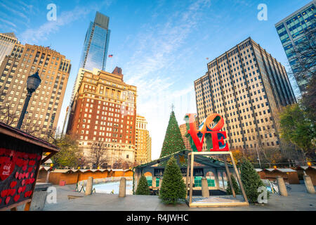 PHILADELPHIA - Novembre, 30: Amore Park chiamato dopo l'amore statua in Philadelphia, Stati Uniti d'America al tempo di Natale, a novembre, 30, 2015. Il parco si trova nel centro della città, Philadelphia Foto Stock