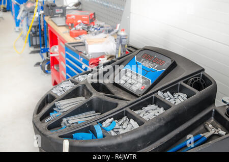 Garage, attrezzature di montaggio e equilibratura delle ruote di automobili Foto Stock