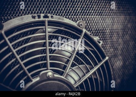 Chiudere l immagine della ventola di raffreddamento del motore di un autobus. Foto Stock