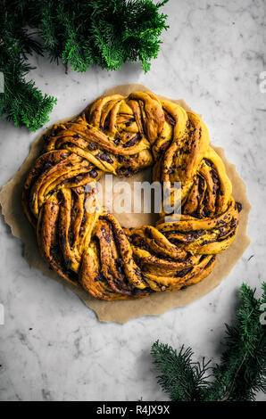 Ghirlanda di zafferano con pane e cioccolato e date Foto Stock