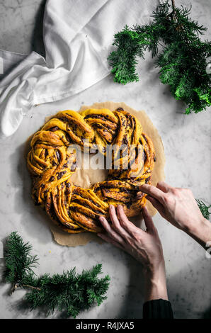 Ghirlanda di zafferano con pane e cioccolato e date Foto Stock