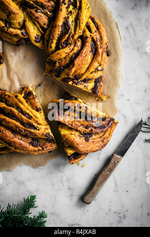 Ghirlanda di zafferano con pane e cioccolato e date Foto Stock