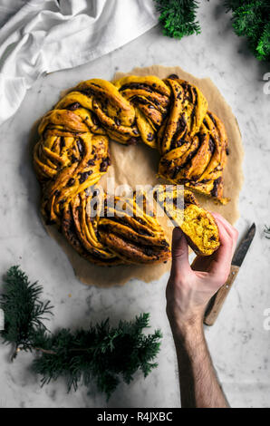 Ghirlanda di zafferano con pane e cioccolato e date Foto Stock