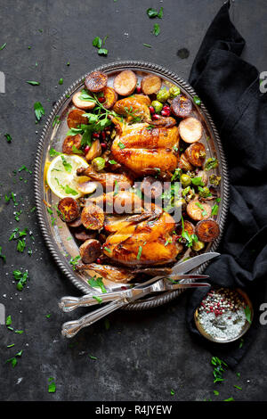 Pollo arrosto cena con finocchio riso, i cavoli di Bruxelles, patate al forno , funghi saltati - privo di glutine. Foto Stock