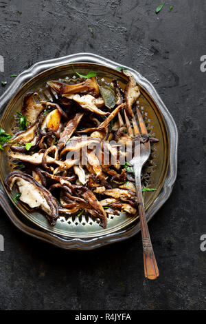Pollo arrosto cena con finocchio riso, i cavoli di Bruxelles, patate al forno , funghi saltati - privo di glutine. Foto Stock