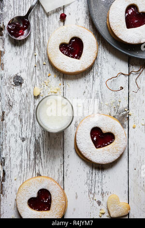 I biscotti con marmellata e un bicchiere di latte vista superiore Foto Stock