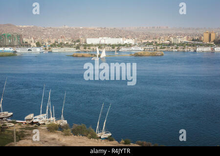 Feluche vela sul Nilo vicino a Aswan, Egitto Foto Stock