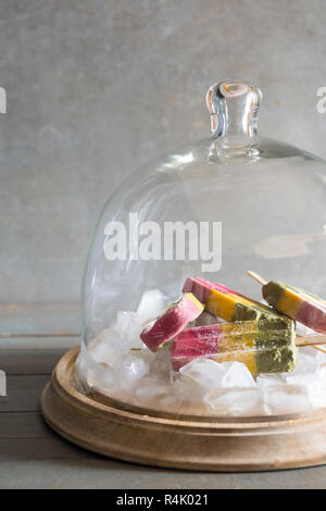 Una sana Semaforo Iceblocks realizzato con la barbabietola rossa del latte in polvere, polvere di Curcuma & Verde Matcha Polvere di tè. Foto Stock