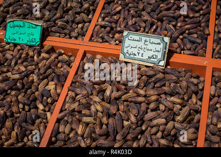 Tradizionale Bazar delle spezie con erbe e spezie in Aswan, Egitto. Foto Stock