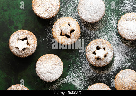 Natale trito di frutta torte con la pasticceria Stella sulla parte superiore. Foto Stock