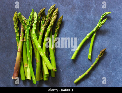 Asparagi freschi spears su uno sfondo blu. Foto Stock