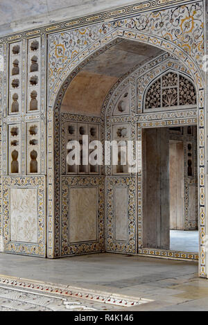 Ingresso ornamentali Al Diwan-i-Khas (sala delle udienze private), che ospitava il leggendario trono Pavone: Agra Fort, Uttar Pradesh, India, Asia. Foto Stock