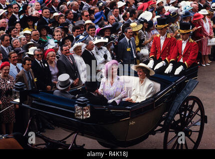 Ascot gare Inghilterra UK 1986 scansionate in 2018 la famiglia reale britannica e arrivano a piedi attorno al Royal Ascot in 1986. La regina madre e la Principessa Diana i membri del pubblico vestito in ammenda cappelli e berretti superiore e code per gli uomini presso il Royal Ascot. Foto Stock