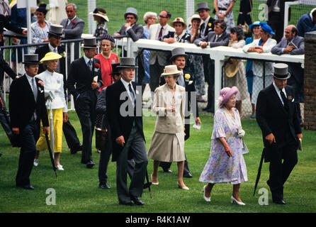 Ascot gare Inghilterra UK 1986 scansionate in 2018 la famiglia reale britannica e arrivano a piedi attorno al Royal Ascot in 1986. La regina madre e la principessa Anne i membri del pubblico vestito in ammenda cappelli e berretti superiore e code per gli uomini presso il Royal Ascot. Foto Stock