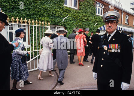 Ascot gare Inghilterra UK 1986 scansionate in 2018 la famiglia reale britannica e arrivano a piedi attorno al Royal Ascot nel 1986 i membri del pubblico vestito in ammenda cappelli e berretti superiore e code per gli uomini presso il Royal Ascot. Foto Stock