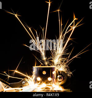 Le scintille provenienti dall'accendino a benzina contro uno sfondo scuro Foto Stock