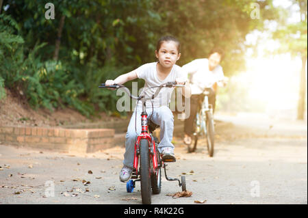 Nonna e nipote di equitazione outdoor bike. Foto Stock