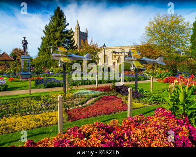 Old Amersham Memorial Gardens Buckinghamshire. La città Memorial Gardens sono state trasformate con il modello di aeromobile una corazzata & Lone soldier a com Foto Stock