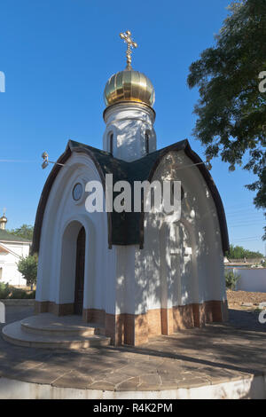 Cappella presso la chiesa della Natività di San Giovanni Battista nel villaggio di Uyutnoye, Saksky distretto, Crimea, Russia Foto Stock