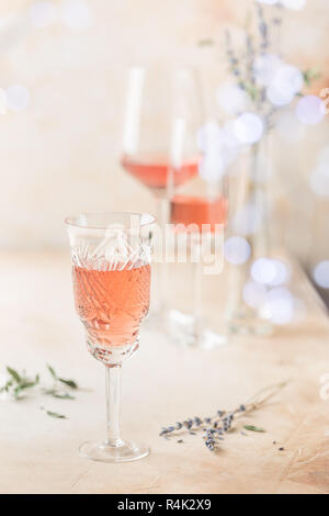 Forme diverse di bicchieri di vino rosato su sfondo chiaro. Foto Stock