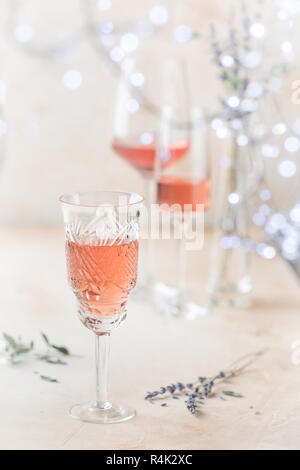 Forme diverse di bicchieri di vino rosato su sfondo chiaro. Foto Stock