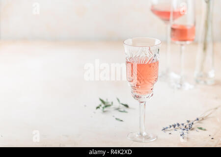 Forme diverse di bicchieri di vino rosato su sfondo chiaro. Foto Stock