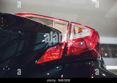 Parte posteriore auto auto in dettagli di coda della retroilluminazione della lampada della luce. Foto Stock