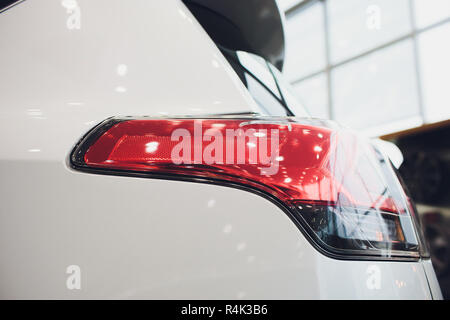 Parte posteriore auto auto in dettagli di coda della retroilluminazione della lampada della luce. Foto Stock