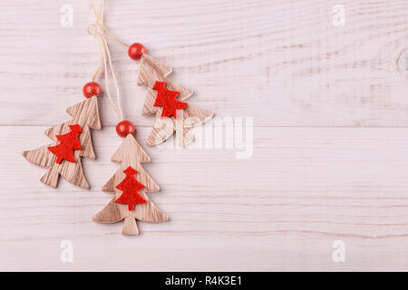 Nuovo anno di vacanza decorazione, abete e di ornamento di Natale su sfondo bianco Foto Stock