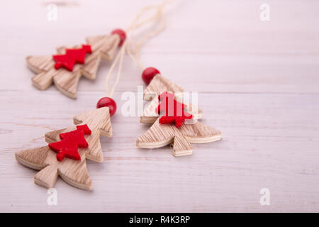 Sfondo di natale in legno albero di Natale, rosso albero di Natale. Foto Stock